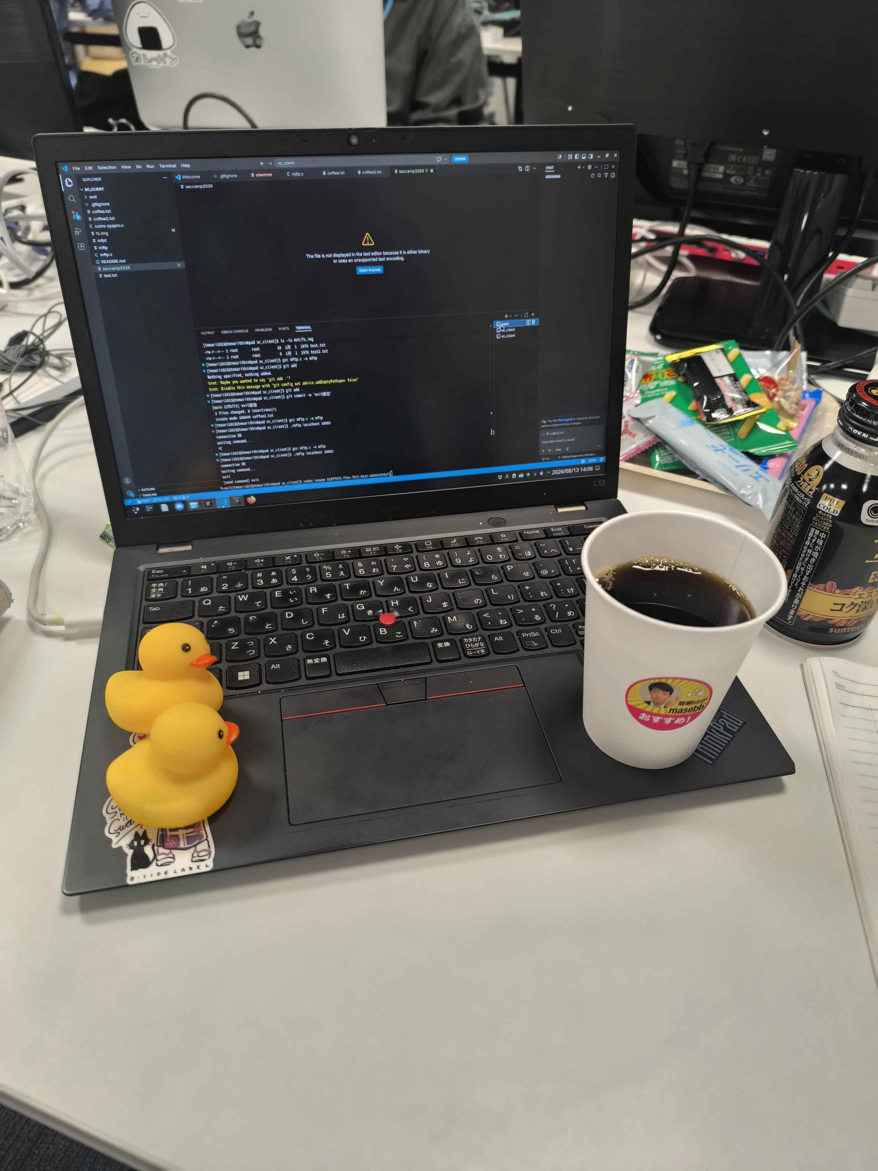 セキュリティ・キャンプの開発机に置かれた、wasabiを開発中のノートPC